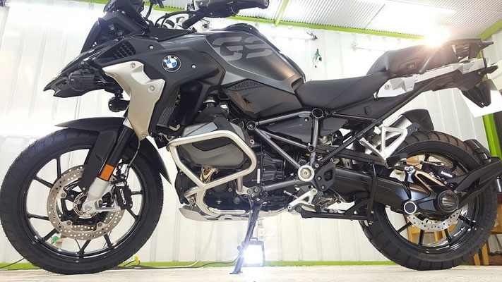 BMW R1250gsトリプルブラック新車の磨き・コーティング施工 黒外装