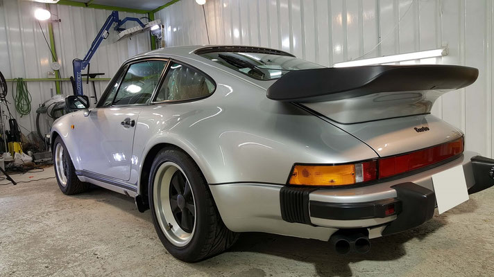 ポルシェ９３０ターボ シルバーはオールペン後の磨き作業で白ボケていた部分が磨きて改善されてより新車に近い輝きと質感になった