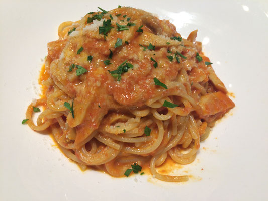 ウニときのこのトマトソースパスタ