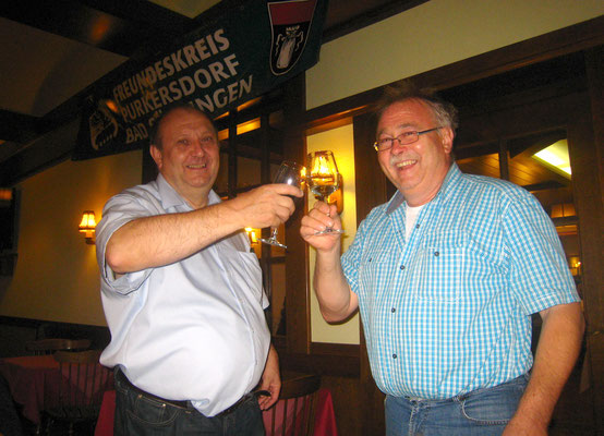 Mit einem guten Glaserl feierten der Purkersdorfer Hotelier Wolfgang Gross und der ehemalige Bad Säckinger Hotelier Klaus Kummle im Hotel Waldhof das Wiedersehen.