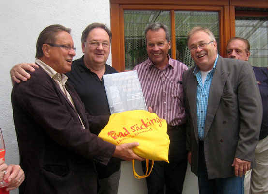 Der B. Säckinger Gemeinderat Roland Walter und Klaus Kummle überbrachten Gastgeschenke. Raimund Boltz und Vizebürgermeister Christian Matzka freuten sich sichtlich.