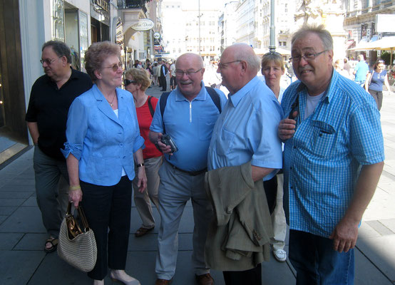 Zufälliges Zusammentreffen am Wiener Graben von Vertretern der beiden Chöre, Frohsinn aus der Partnerstadt, Christian Müller und dem Wienerwaldchor, Ehepaar Geli und Willi Luger.