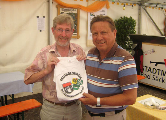 Der Obmann des Freundeskreises aus Purkersdorf, Raimund Boltz, überreicht Franz Robert ein Vereins T-Shirt. Franz Robert, alias Einkehr Franz, Wirt der "Frohen Einkehr" war stets bis zur Schließung die erste Anlaufstation aller Purkersdorfer.