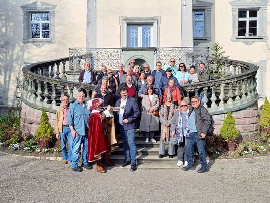 Die Reisegruppe vor dem Schloss