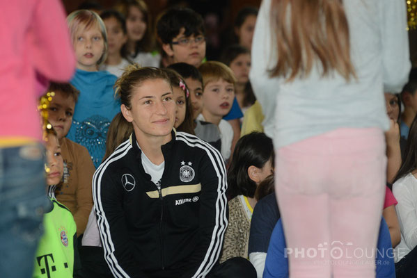 Schulbesuch von den Nationalspielerinnen Svenja Huth und Bianca Schmidt in München © Karsten Lauer