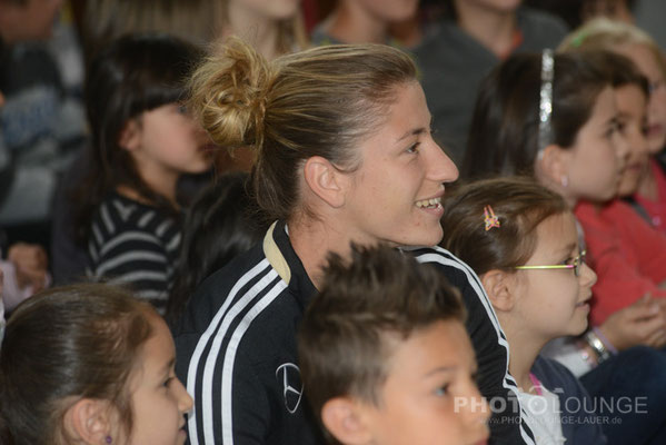 Schulbesuch von den Nationalspielerinnen Svenja Huth und Bianca Schmidt in München © Karsten Lauer