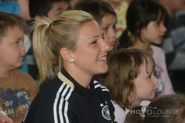 Schulbesuch von den Nationalspielerinnen Svenja Huth und Bianca Schmidt in München © Karsten Lauer