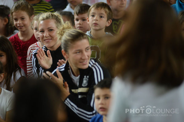 Schulbesuch von den Nationalspielerinnen Svenja Huth und Bianca Schmidt in München © Karsten Lauer