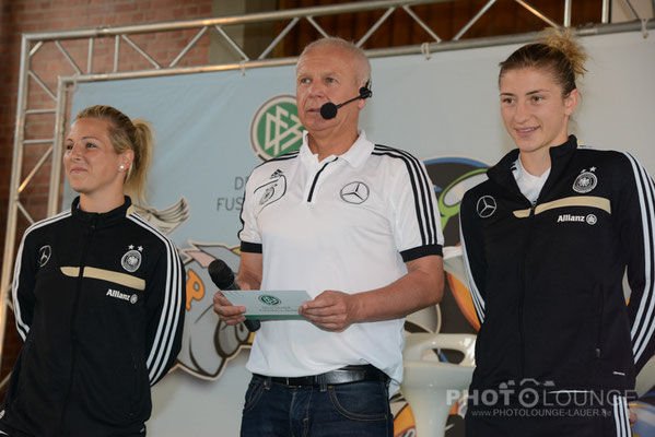 Schulbesuch von den Nationalspielerinnen Svenja Huth und Bianca Schmidt in München © Karsten Lauer