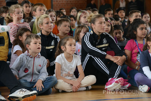 Schulbesuch von den Nationalspielerinnen Svenja Huth und Bianca Schmidt in München © Karsten Lauer