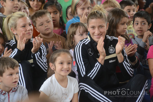 Schulbesuch von den Nationalspielerinnen Svenja Huth und Bianca Schmidt in München © Karsten Lauer