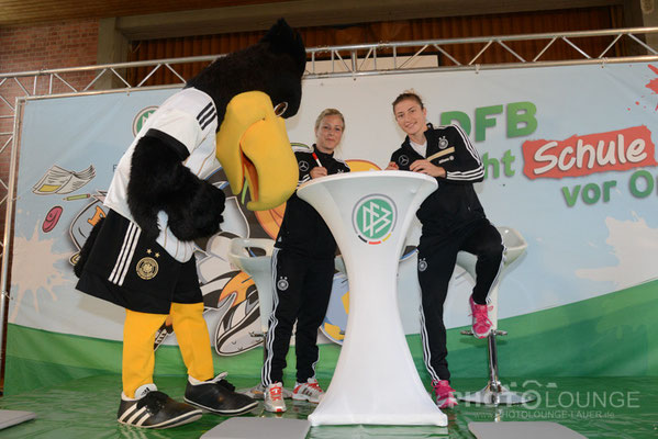 Schulbesuch von den Nationalspielerinnen Svenja Huth und Bianca Schmidt in München © Karsten Lauer