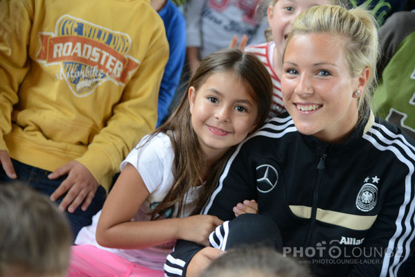 Schulbesuch von den Nationalspielerinnen Svenja Huth und Bianca Schmidt in München © Karsten Lauer