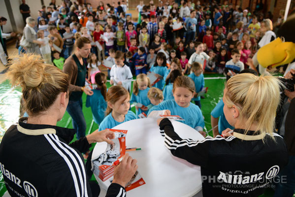 Schulbesuch von den Nationalspielerinnen Svenja Huth und Bianca Schmidt in München © Karsten Lauer