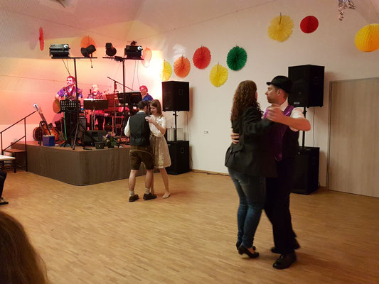 Schützenwalzer, ausnahmsweise springt die erste Schützenmeisterin für den Jugendschützenkönig ein
