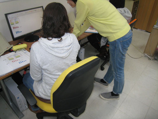 生徒さんと講師が一緒にパソコンを楽しんでいます