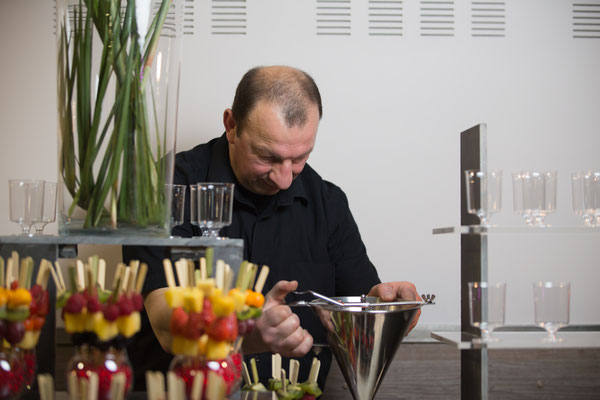 Didier Marty sur un buffet avec jus de fruits