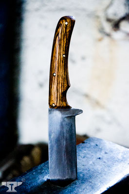 handgeschmiedetes Jagdmesser mit Holzgriff