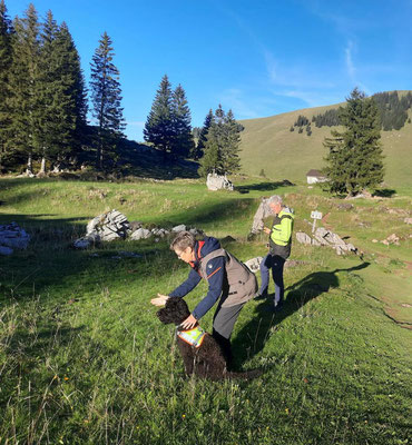 Hundeführerin Odette zeigt Caillou in welche Richtung sie rennen soll