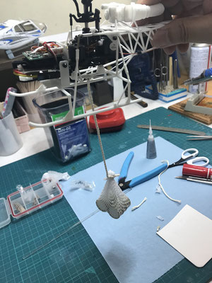 モッコがドラム缶重みでピン!と張り切った状態を再現
