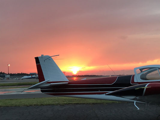 秋田空港の夕日です。