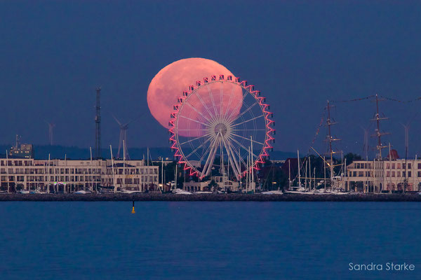 Supervollmond hinter der Kulisse von Rostock