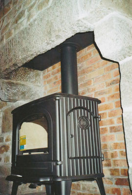 Poêle à bois DRU 76CB avec vue sur le plafond acier noir haute température isolé
