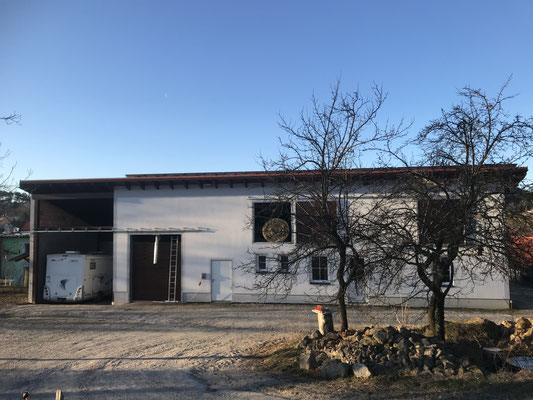 Event- und Gästehaus von hinten - ein großer Platz lädt zum Feiern ein