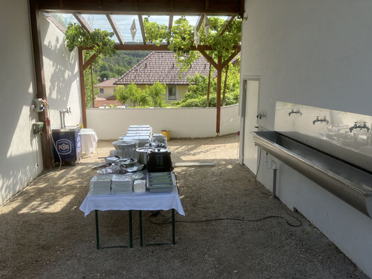 Das Buffet passt gut in den überdachten Carport oder in das große Zimmer im Haus