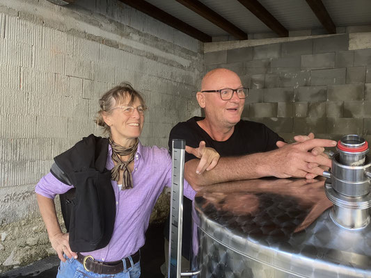 September 2024 - Doris und Hans am Tank nach dem Pressen.