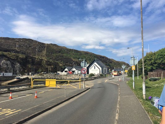 Tarbert: die »Harris Distillery« am Hafen