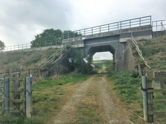 Eisenbahnbrücke im Acker bei Barrowsby