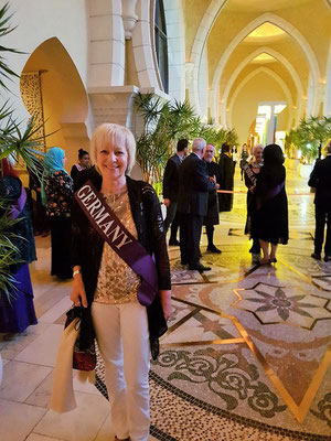 Elena P. Knoll, im Foyer
