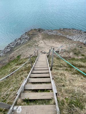 Eine Treppe führt zu den Basaltfelsen