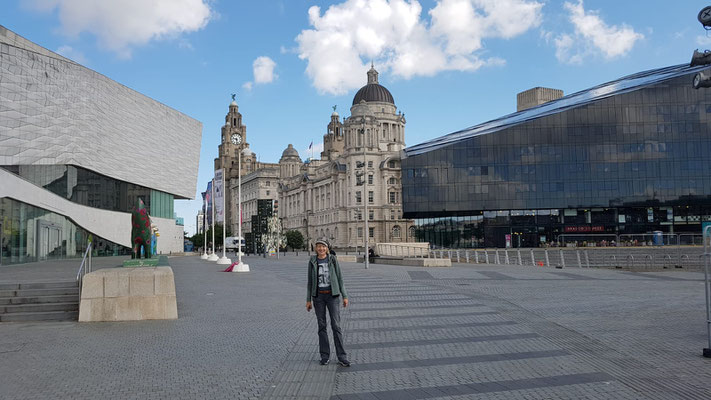 Liverpool: vor dem Stadtmuseum, im Hintergrund die "drei Grazien"