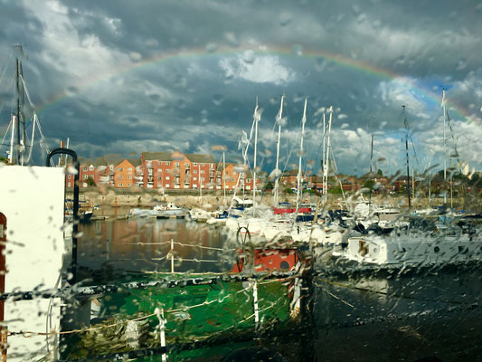 Regenbogen über dem Yachthafen