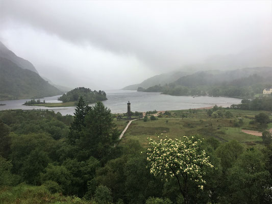 Blick auf das Glenfinnan Monument und den Loch Shiel