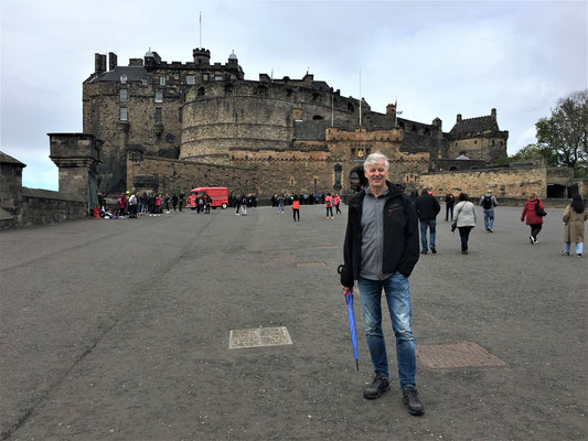 Der Schlossplatz vor Edinburgh Castle