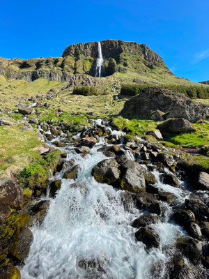 Der Bjarnarfoss stürzt von den Búðahraun Lavafeldern herunter