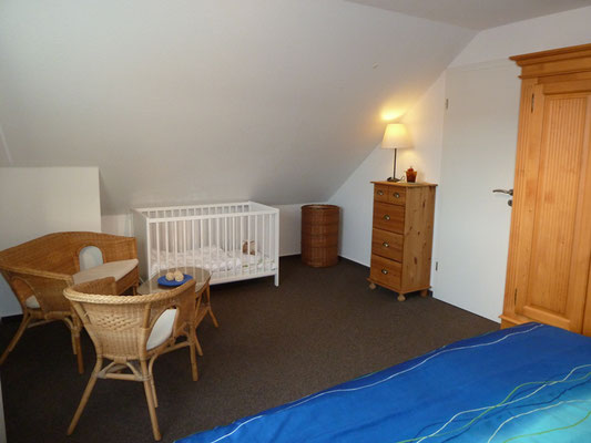 Großes Schlafzimmer im Obergeschoss mit Platz für ein Beistellkinderbett
