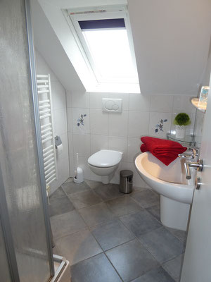 Bad im Obergeschoss mit WC und Dusche