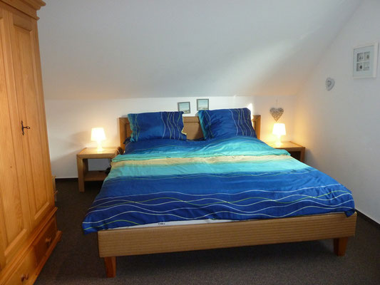 Großes Schlafzimmer im Obergeschoss