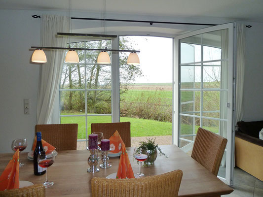 Esszimmer mit Blick auf Felder und Deich