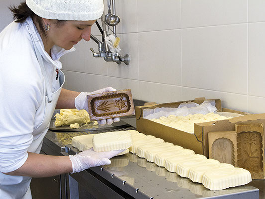 Elisabeth bei der Butterherstellung