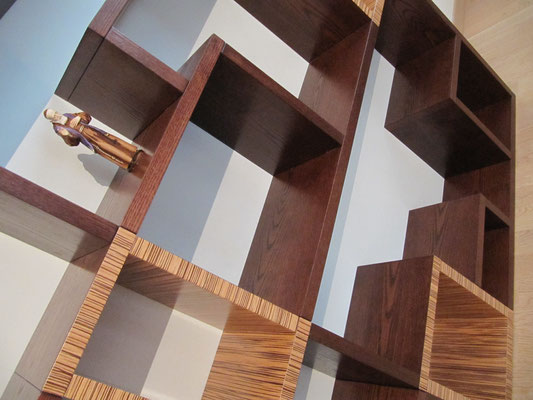 Arredo camera - Libreria su disegno realizzata in legno zebrano e frassino
