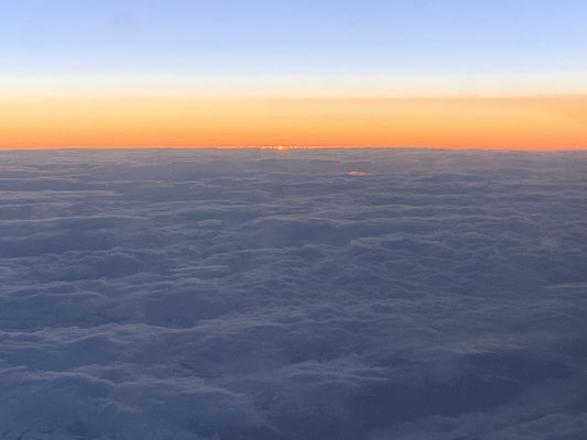 ロシア上空での日の出