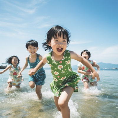 海で遊ぶ子供達