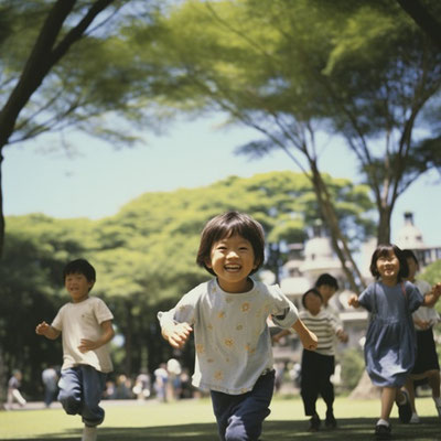 都会にある公園で走る子供達