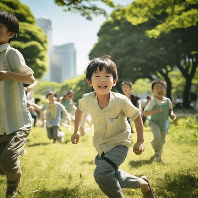 都会にある公園で走る子供達