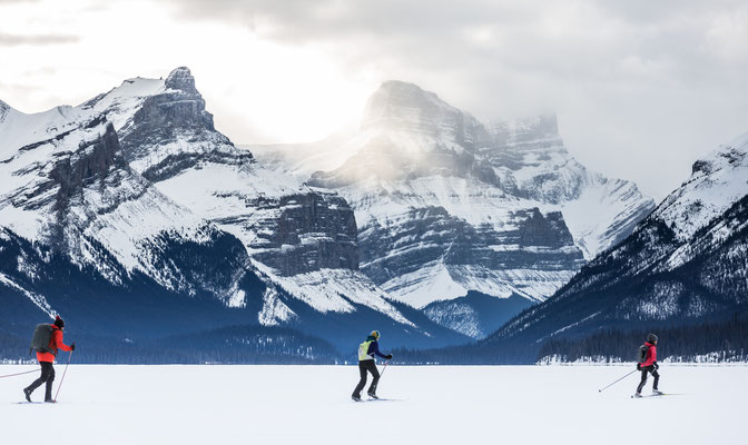 cross country skiing on Maligne Lake © Matthew Clark @stirlandraephoto